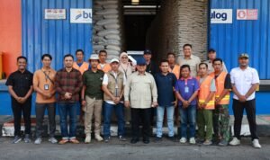 Di Tengah Sidak Gudang Bulog di Magelang, Prabowo Sapa dan Foto Bareng Pegawai