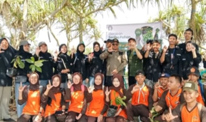 Anggota DPRD Kabupaten Sukabumi Fraksi PKS, Erpa Aris Purnama Menanam Harapan di Pesisir Minajaya